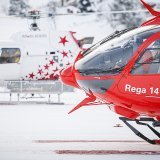 Hélicoptères de sauvetage d'Air-Glaciers (à gauche) et de la Rega lors d'un exercice non loin du domaine skiable des Diablerets dans le canton de Vaud. (Photo d'archives) Keystone/VALENTIN FLAURAUD